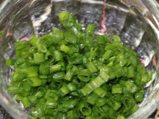 2、粉肠猪肝粥,切好葱花