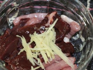 3、粉肠猪肝粥,猪肝和粉肠洗干净沥干水,放入姜丝