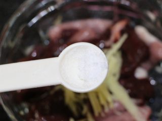 5、粉肠猪肝粥,放入盐