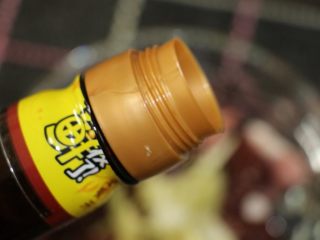 6、粉肠猪肝粥,放入酱油