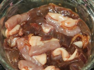 8、粉肠猪肝粥,搅拌均匀,稍微腌制一下