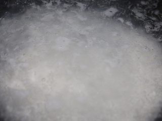 11、粉肠猪肝粥,水开后直接从冰箱取出冷冻的珍珠米放入锅里,一开始做好搅拌一下,防止米粘到锅底