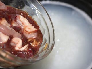 13、粉肠猪肝粥,加入粉肠和猪肝