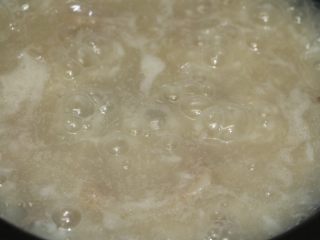 15、粉肠猪肝粥,开大火,粥烧开后加入适量的盐熬煮2分钟即可