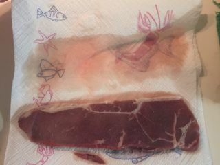 2、一人食 香煎牛排,牛排解冻，用厨房用纸去血水