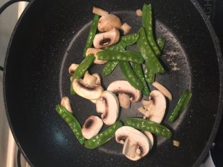 3、一人食 香煎牛排,加橄榄油煸炒蔬菜 加一点点盐 至蘑菇软捞出 