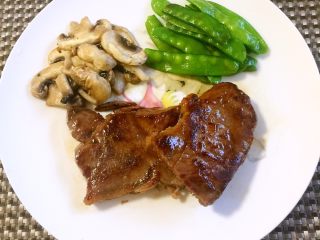 6、一人食 香煎牛排,盛出转盘 牛排上撒一点细盐