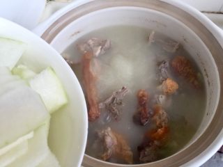 16、给烤鸭架换个吃法➕冬瓜蟹味菇鸭架汤,加入冬瓜片