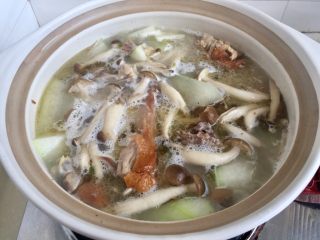 20、给烤鸭架换个吃法➕冬瓜蟹味菇鸭架汤,再炖煮5分钟