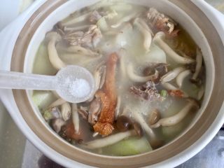 21、给烤鸭架换个吃法➕冬瓜蟹味菇鸭架汤,尝下汤的咸淡,根据个人口味添加少许盐