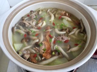 23、给烤鸭架换个吃法➕冬瓜蟹味菇鸭架汤,再点缀一些枸杞增加点颜色,即可关火享用了。我用的是即食枸杞,所以没有再泡发,撒上汤面就可以