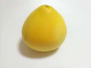 1、糖渍柚皮丝,准备好一个柚子。