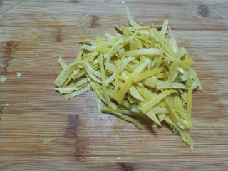 7、糖渍柚皮丝,将黄色的表皮切成丝。