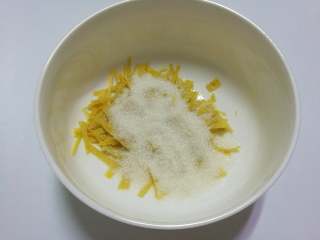 8、糖渍柚皮丝,撒上60克白糖。