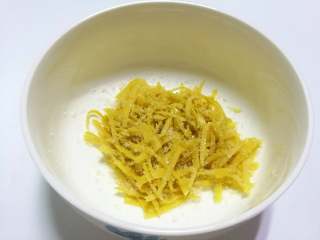 9、糖渍柚皮丝,拌匀放入冰箱冷藏一夜。