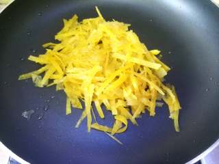 10、糖渍柚皮丝,将冷藏好的柚皮丝倒入锅中。