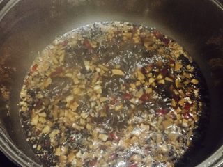 8、桂花红枣核桃羹#冬喝暖饮夏喝冰#,然后添加黑芝麻和冰糖