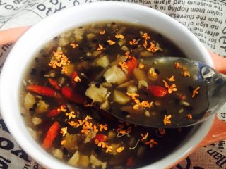 12、桂花红枣核桃羹#冬喝暖饮夏喝冰#,在寒冷的冬季喝上一碗自制的红枣核桃羹心里暖暖的????