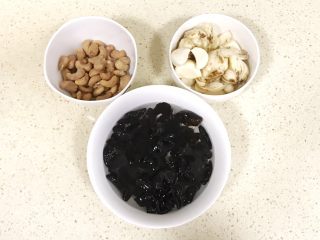 2、清爽开胃西芹百合,准备食材二：黑木耳、百合和腰果