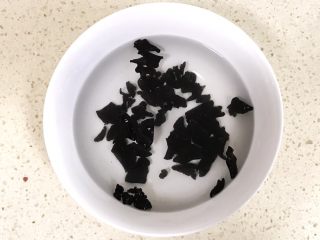 3、清爽开胃西芹百合,黑木耳用清水浸泡一会儿，发开木耳