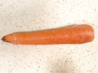 5、清爽开胃西芹百合,胡萝卜去掉两头，清洗干净