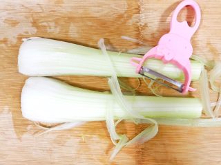 7、清爽开胃西芹百合,西芹清洗干净，比较老的地方，要用刮片器，刮掉老筋，留下嫩嫩的部分