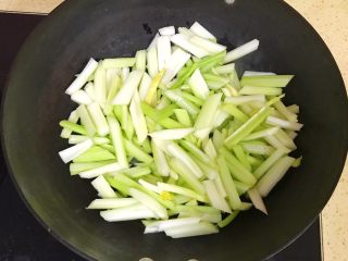 11、清爽开胃西芹百合,投入西芹翻炒，要大火爆炒