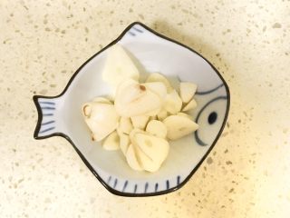 10、清爽开胃西芹百合,大蒜切片备用