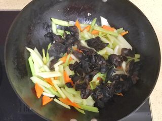 13、清爽开胃西芹百合,炒到西芹和胡萝卜基本断生后，加入黑木耳翻炒几下