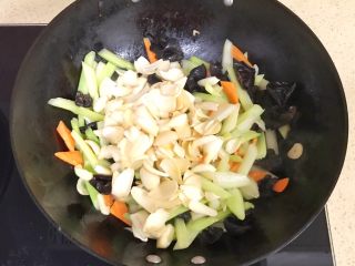 14、清爽开胃西芹百合,加入百合，继续翻炒