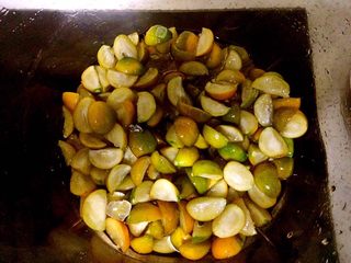 7、万能止咳水蜜制金桔,经过冷藏一夜的金桔,可以看到冰糖没有完全融化,正常