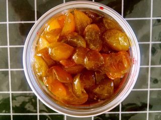 14、万能止咳水蜜制金桔,漂亮吧。做好的蜜制金桔可以给宝宝泡水喝,当然大人也可以喝。一般可以冷藏2个月左右,为了孩子的身体健康,宝妈们在家中常备一瓶吧~