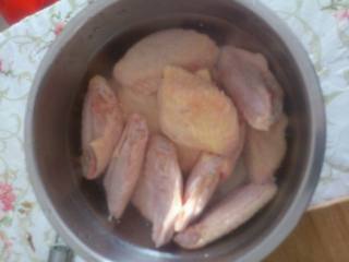 1、家庭烤翅,鸡翅洗净