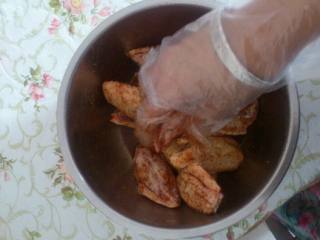 2、家庭烤翅,加入奥尔良腌料，加少糖、少许盐，揉搓抓匀