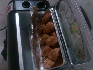 4、家庭烤翅,烤盘铺锡纸，把鸡翅摆放均匀。