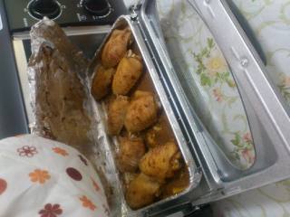 5、家庭烤翅,烤箱预热后，双向大火6分钟。(单侧加热的可以先烤三分钟，鸡翅反面再烤三分钟)