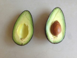 3、牛油果奶昔,很轻松的把牛油果一分为二了。