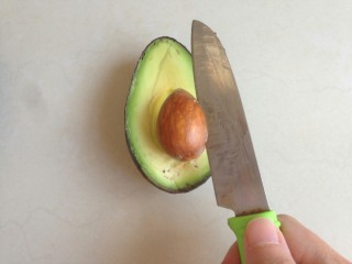 4、牛油果奶昔,用刀插进果核里，轻轻一转，果核就转出来。
