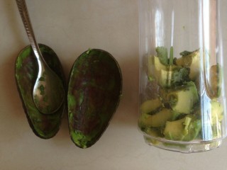 6、牛油果奶昔,将果肉装进搅拌杯里。