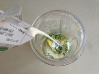 7、牛油果奶昔,倒入牛奶。