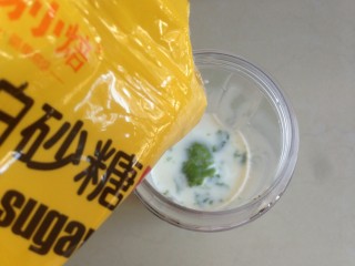 8、牛油果奶昔,根据自己的口味，加糖。