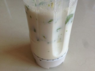 9、牛油果奶昔,盖紧盖子。