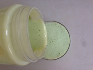 11、牛油果奶昔,倒入杯子里。