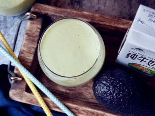 12、牛油果奶昔,柔滑细腻，味道清新的牛油果奶昔就做好了。