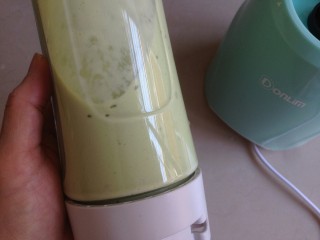 10、牛油果奶昔,搅拌十来秒，打成奶昔。