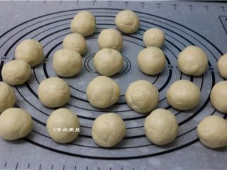 7、红糖油果,全部捏好后，放在一旁待炸