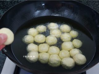 8、红糖油果,烧热油锅，待油温升高、冒出小气泡时，拿起面团从锅边慢慢放入