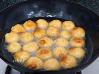9、红糖油果,面团刚下锅时，用大火炸1分钟左右，面团定型后改用小火慢炸