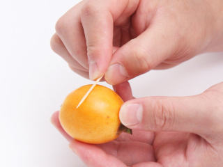 1、枇杷果酱,洗净枇杷，用牙签在枇杷表面来回刮，直至刮完整个枇杷。