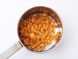 5、枇杷果酱,将果肉切小丁倒入干净的锅里。